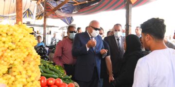 محافظ قنا يتابع أسعار السلع الغذائية بـ "أبوتشت" 1 - جريدة المساء