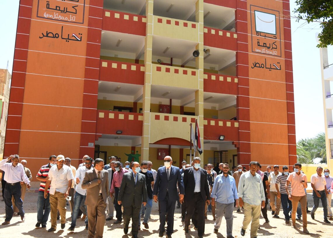محافظ قنا يتفقد أعمال توسعة وصيانة مدرستىّ سمهود و قناطر نجع حمادى 17 - جريدة المساء