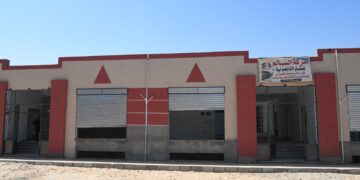 محافظ قنا يتفقد أعمال التشطيبات النهائية بالسوق التجارى بقرية "أبوشوشة" 1 - جريدة المساء