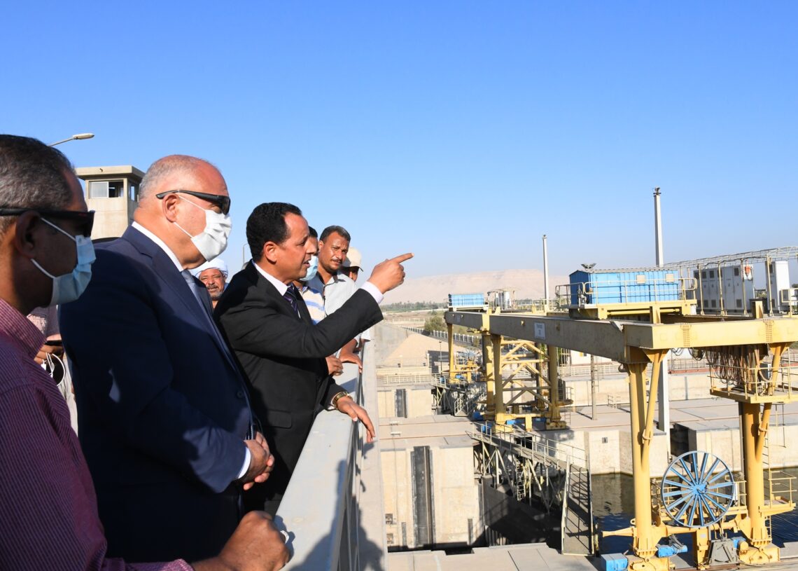 محافظ قنا يطمئن على حركة الملاحة النهرية بقناطر نجع حمادى الجديدة 18 - جريدة المساء