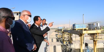 محافظ قنا يطمئن على حركة الملاحة النهرية بقناطر نجع حمادى الجديدة 1 - جريدة المساء