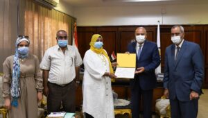 بالصور .. محافظ قنا يكرم "حسانية محسب" صاحبة أول مخبز نسائى فى الصعيد 25 - جريدة المساء