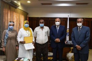 بالصور .. محافظ قنا يكرم "حسانية محسب" صاحبة أول مخبز نسائى فى الصعيد 21 - جريدة المساء