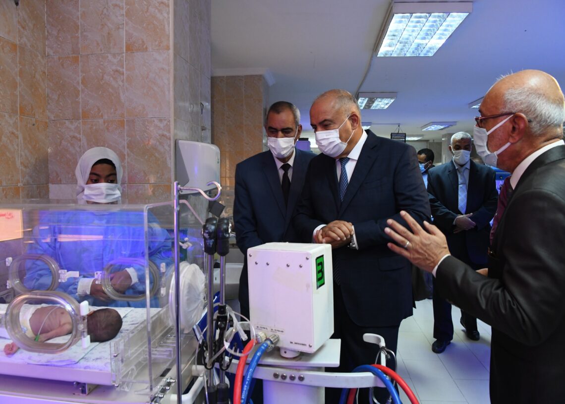 محافظ قنا يتفقد قسميّ الغسيل الكلوي والأطفال المبتسرين بمستشفي الجمعية الشرعية بقوص 18 - جريدة المساء