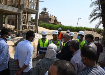 محافظ قنا يتفقد مشروع مجمع الخدمات الحكوميه بقرية "الكلالسة" ضمن مبادرة "حياة كريمة" 17 - جريدة المساء