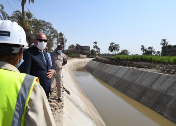 محافظ قنا يتفقد أعمال تبطين ترعة الشيخية 17 - جريدة المساء