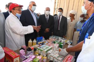 بالصور .. وزير الزراعة ومحافظ قنا يتفقدان أعمال القافلة البيطرية المجانية بقرية المراشدة 23 - جريدة المساء