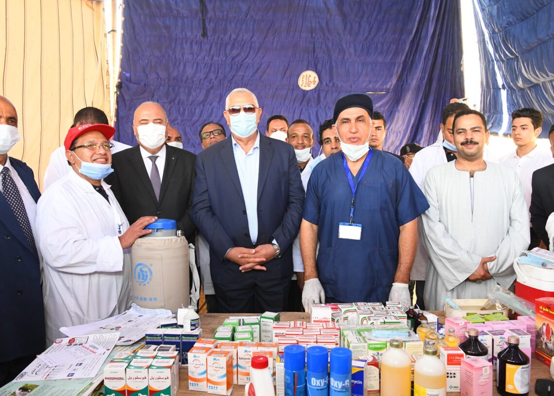 بالصور .. وزير الزراعة ومحافظ قنا يتفقدان أعمال القافلة البيطرية المجانية بقرية المراشدة 19 - جريدة المساء