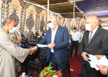 بالصور .. وزير الزراعة ومحافظ قنا يسلمان شيكات تعويضية لأصحاب الحيوانات النافقة بقرية "المراشدة" 32 - جريدة المساء