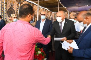 بالصور .. وزير الزراعة ومحافظ قنا يسلمان شيكات تعويضية لأصحاب الحيوانات النافقة بقرية "المراشدة" 25 - جريدة المساء