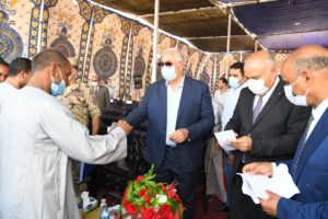 بالصور .. وزير الزراعة ومحافظ قنا يسلمان شيكات تعويضية لأصحاب الحيوانات النافقة بقرية "المراشدة" 31 - جريدة المساء