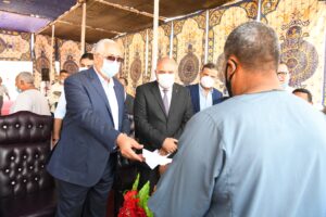 بالصور .. وزير الزراعة ومحافظ قنا يسلمان شيكات تعويضية لأصحاب الحيوانات النافقة بقرية "المراشدة" 33 - جريدة المساء