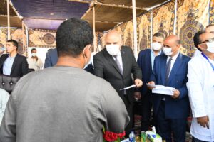 بالصور .. وزير الزراعة ومحافظ قنا يسلمان شيكات تعويضية لأصحاب الحيوانات النافقة بقرية "المراشدة" 29 - جريدة المساء