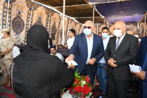 بالصور .. وزير الزراعة ومحافظ قنا يسلمان شيكات تعويضية لأصحاب الحيوانات النافقة بقرية "المراشدة" 21 - جريدة المساء