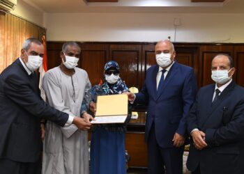 محافظ قنا يكرم فتاة كفيفة لحفظها القرآن الكريم كاملًا 27 - جريدة المساء