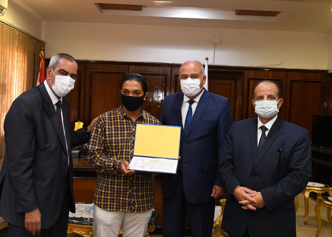 محافظ قنا يكرم طالبين كفيفين لحصولهما علي مراكز متقدمة بالثانوية العامة علي مستوي الجمهورية 19 - جريدة المساء