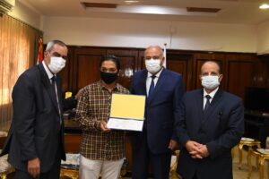 محافظ قنا يكرم طالبين كفيفين لحصولهما علي مراكز متقدمة بالثانوية العامة علي مستوي الجمهورية 25 - جريدة المساء