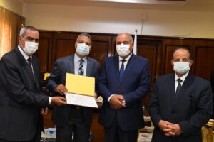 محافظ قنا يكرم طالبين كفيفين لحصولهما علي مراكز متقدمة بالثانوية العامة علي مستوي الجمهورية 21 - جريدة المساء