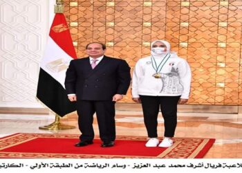 الرئيس يمنح فريال أشرف وسام الرياضة من الطبقة الاولى 29 - جريدة المساء