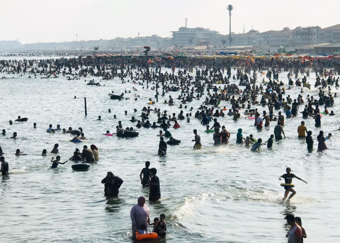 إقبال من المواطنين على شواطئ رأس البر خلال عطلة نهاية الأسبوع 19 - جريدة المساء