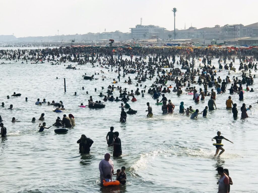 إقبال من المواطنين على شواطئ رأس البر خلال عطلة نهاية الأسبوع 23 - جريدة المساء