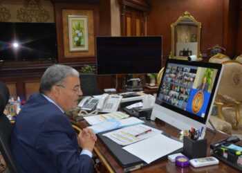 محافظ المنيا يشارك فى اجتماع مع وزيرى التنمية المحلية والصحة لمناقشة ضوابط التوسع فى توفير لقاحات كورونا 33 - جريدة المساء