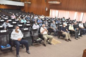 محافظ أسيوط يلتقى القيادات الطبية والتنفيذية لبحث التوسع فى تطعيم لقاح "كورونا" 19 - جريدة المساء