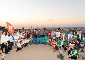 ١٠٠ متطوع لرفع طن مخلفات من شاطئ الدخيلة بالأسكندرية 17 - جريدة المساء