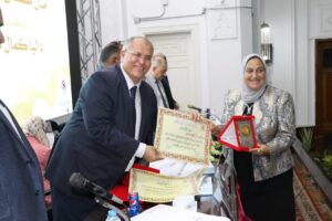 تكريم اثنتين من أعضاء هيئة التدريس بطب المنصورة لفوزهما بلقب الطبيب المثالى 19 - جريدة المساء