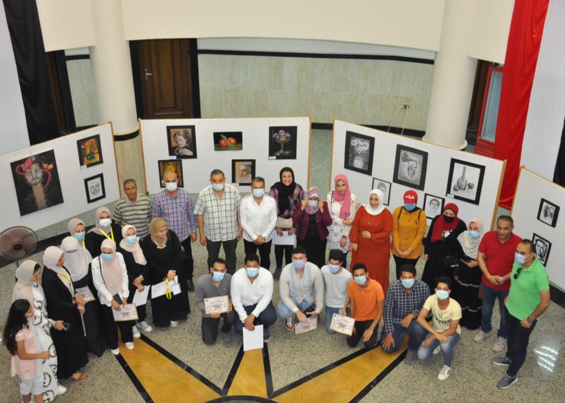 رئيس جامعة كفر الشيخ يفتتح معرض الفنون التشكيلية لطلاب مركز الفنون 17 - جريدة المساء