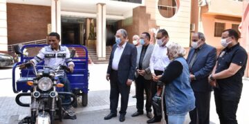 "لتوفير حياة كريمة له ولأسرته" .. محافظ الشرقية يمنح شاباً من ذوي الهمم تروسيكل ومساعدة مالية 1 - جريدة المساء