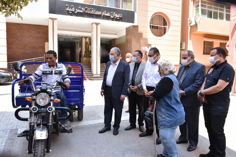 "لتوفير حياة كريمة له ولأسرته" .. محافظ الشرقية يمنح شاباً من ذوي الهمم تروسيكل ومساعدة مالية 19 - جريدة المساء