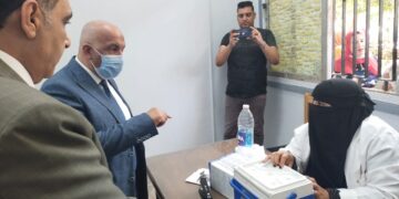 نائب رئيس جامعة الزقازيق يتفقد سير العمل بتمركزات وحدات التطعيم ضد فيروس "كورونا" 1 - جريدة المساء