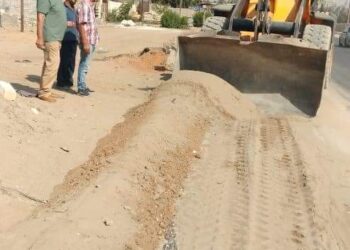 رئيس مدينة بلبيس: رفع الرمال بطريق العاشر  حفاظا علي أرواح المسافرين 33 - جريدة المساء