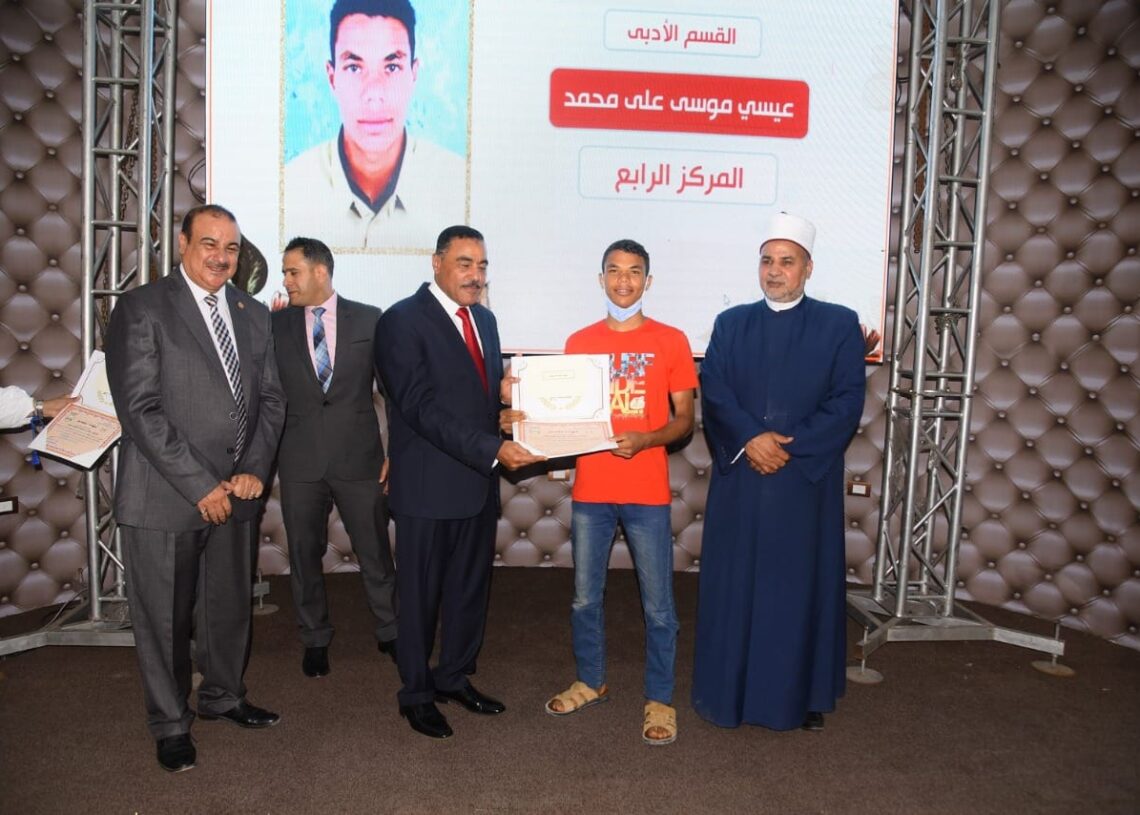بالصور .. محافظ مطروح يكرم أوائل الشهادات العامة والمتميزين من الطلاب 18 - جريدة المساء