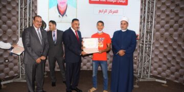 بالصور .. محافظ مطروح يكرم أوائل الشهادات العامة والمتميزين من الطلاب 1 - جريدة المساء