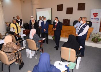 محافظ مطروح يتفقد ورشة عمل برنامج الأغذية العالمى ومعرض المنتجات البيئية والتراثية للشباب 29 - جريدة المساء