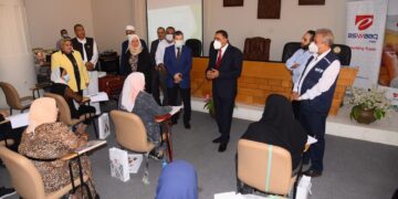 محافظ مطروح يتفقد ورشة عمل برنامج الأغذية العالمى ومعرض المنتجات البيئية والتراثية للشباب 1 - جريدة المساء