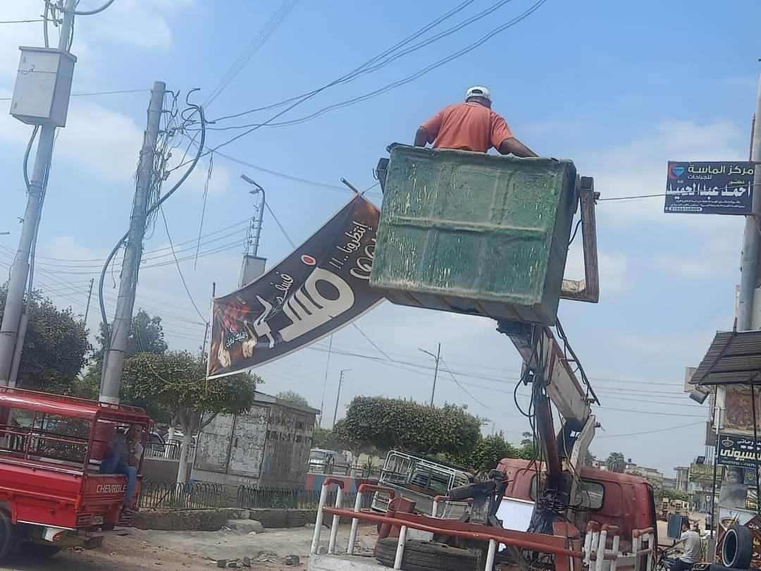حملات لإزالة الإعلانات والملصقات المخالفة بالشرقية  19 - جريدة المساء