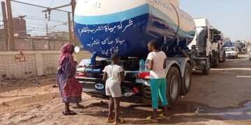 رئيس مياه القاهرة يعتذر لأهالى عين شمس لتأخر اصلاح الخط المكسور 1 - جريدة المساء