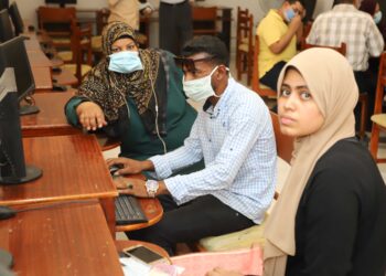 معامل التنسيق الإلكتروني بجامعة جنوب الوادي تستقبل طلاب المرحلة الأولى 26 - جريدة المساء