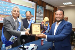 بالصور.. رئيس جامعة جنوب الوادى يشهد حفل ختام الأنشطة الطلابية وتنصيب الاتحاد بكلية الطب 21 - جريدة المساء