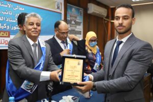 بالصور.. رئيس جامعة جنوب الوادى يشهد حفل ختام الأنشطة الطلابية وتنصيب الاتحاد بكلية الطب 39 - جريدة المساء