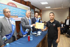 بالصور.. رئيس جامعة جنوب الوادى يشهد حفل ختام الأنشطة الطلابية وتنصيب الاتحاد بكلية الطب 33 - جريدة المساء