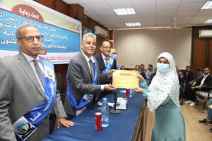 بالصور.. رئيس جامعة جنوب الوادى يشهد حفل ختام الأنشطة الطلابية وتنصيب الاتحاد بكلية الطب 37 - جريدة المساء