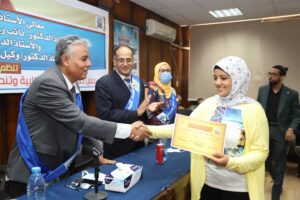 بالصور.. رئيس جامعة جنوب الوادى يشهد حفل ختام الأنشطة الطلابية وتنصيب الاتحاد بكلية الطب 27 - جريدة المساء