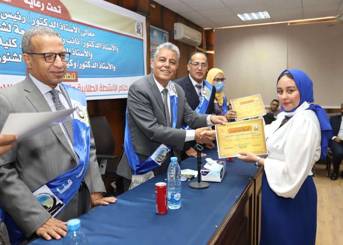 بالصور.. رئيس جامعة جنوب الوادى يشهد حفل ختام الأنشطة الطلابية وتنصيب الاتحاد بكلية الطب 20 - جريدة المساء بالصور.. رئيس جامعة جنوب الوادى يشهد حفل ختام الأنشطة الطلابية وتنصيب الاتحاد بكلية الطب 19 - جريدة المساء