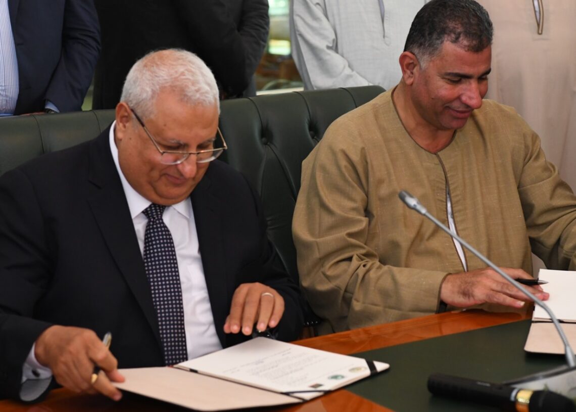 وزير الزراعة ومحافظ قنا يشهدان توقيع بروتوكول تعاون لتطبيق أنظمة الرى الحديث 17 - جريدة المساء