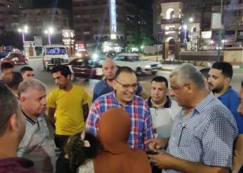 "في جولة مفاجئة ليلًا وسيرًا على الأقدام" .. "غراب" يتابع أعمال النظافة بشوارع الشرقية 21 - جريدة المساء