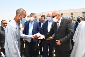 "ضمن مبادرة إحلال سيارات الكبود إلى ميكروباص".. وزير الزراعة ومحافظة قنا يسلمان بونات تموين مجانية لـ ١٢ سائق 23 - جريدة المساء
